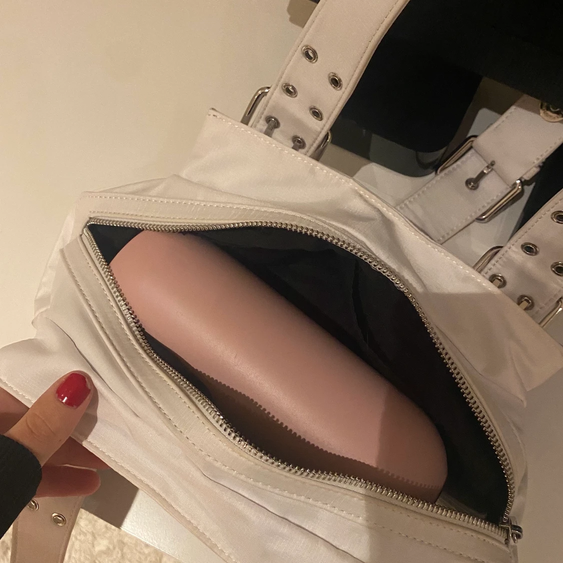Vit väska med silverdetaljer (EJ BUD) - 91