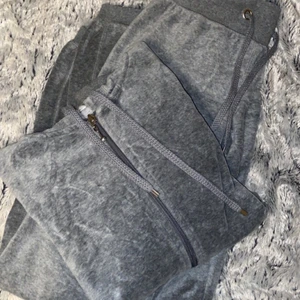 Mjukisar  - Säljer detta gråa mjukissetet, så fint och jätte skönt o ha på sig strl s/m, säljer för 260 jätte fint skick🤍 