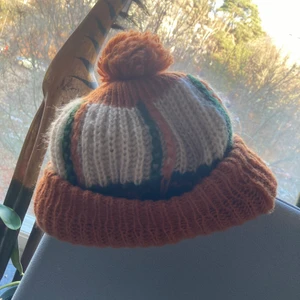 Söt Stickad mössa - Stickad mössa helt oanvänd, lite mindre storleken 