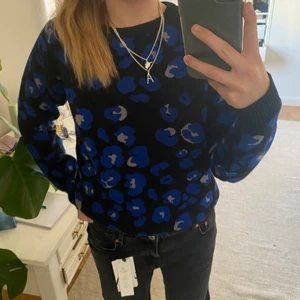 Stickad Tröja  - Säljer denna skitnstgg stickade tröjan från dedicated i storlek xs! helt oanvänd. 