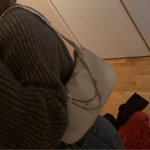 Axelväska - En super söt axelväska ifrån shein. Den är inte min stil därför säljer jag den. 