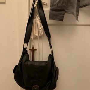 ⭐️Svart läder väska⭐️ - Superfin svart läderväska köpt second hand! Bra skick och med justerbart band så man kan bära den både crossover och som handväska⭐️⭐️⭐️