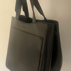 Filippa K väska - Säljer min Filippa K väska som är köpt 2019. Svart, modellen heter: Shelby Mini Bucket Bag. Går att göra mindre och större på sidorna. Har en rem som man kan ha väskan över axeln/kors över bröstet. Gulddetaljer. Nypris: 4500kr💓💓 pris kan diskuteras💕