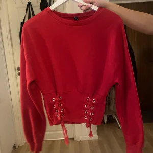 Röd tröja  - Röd tröja använd några gånger.