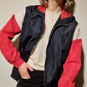 Jacka från H&M - Tunnjacka i S! Använd men knappt. Super fin öppen, och passar bra på promenader i skogen!❤💙🤍