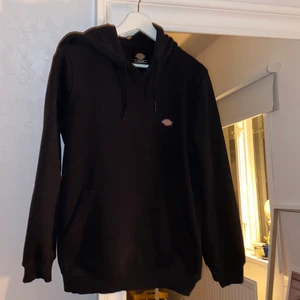 Dickies- hoodie - Dickies- hoodie i storlek Medium (svart). Inköpt nu i höst men dessvärre inte kommit till så mycket användning för mig och är därför i så gott som nyskick då jag endast använt den ett fåtal gånger😊 GE FÖRSLAG PÅ ETT RIMLIGT PRIS❤️