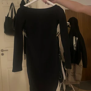 Klänning med öppen rygg - Klänning från Nelly med öppen rygg, aldrig använd endast testad.