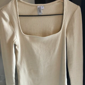 Beige urringad topp  - Urringad, tight tröja från &otherstories. 150kr + 66kr frakt 