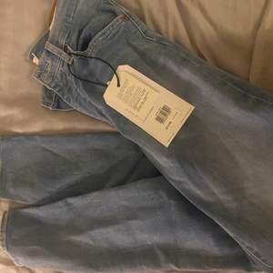 Helt nya Levis jeans i storlek 26/28.