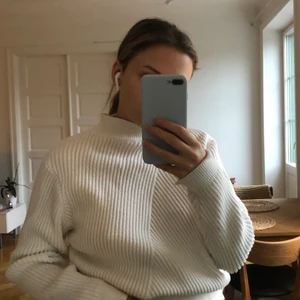 VIT TRÖJA 🤍 - Från NA-KD. Supergosig och aldrig använd! Passar S-M. 