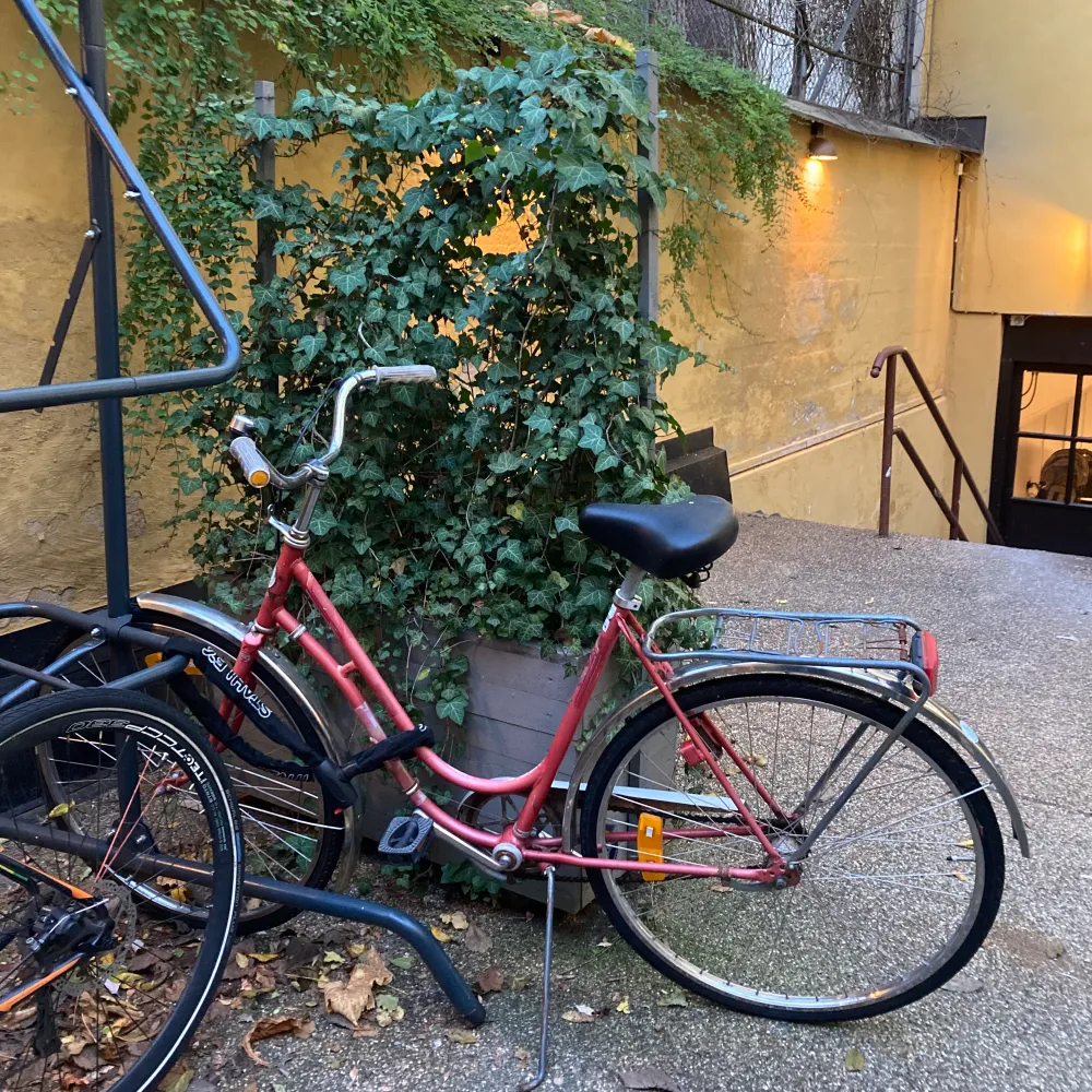 Köpt i en affär som återvinner cyklar. Den här cykeln är aldrig använd så den är i precis samma skick som när jag köpte den. 0 växlar så funkar fint att använda som cykel i stan.   Jag har kvittot kvar. Finns att hämta på Södermalm (Zinkensdamm).. Övrigt.