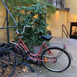 Rosa damcykel  - Köpt i en affär som återvinner cyklar. Den här cykeln är aldrig använd så den är i precis samma skick som när jag köpte den. 0 växlar så funkar fint att använda som cykel i stan.   Jag har kvittot kvar. Finns att hämta på Södermalm (Zinkensdamm).