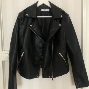 Skinnjacka - Snygg jacka i fakeskinn. Köpt på Mango i storlek Large. Relativt liten i storlek så på mig som vanligvis är en Small sitter denna perfekt som lite oversized. Säljs då den ej kommer till användning, därav väldigt fint skick. 