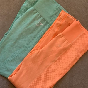 Gymshark tights - Stl. Small på bägge✨ 250kr för ett par, frakt står köpare för🤍 Väldigt stretchiga, passar nog även x-small och medium🥰