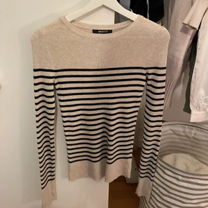 Randig tröja från Gina  - Super skönt tröja från Gina storlek L men pssar perfekt på S/M!! Och xs. Den e inte så stor av sig! 