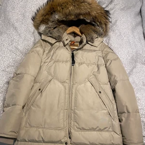 Parajumper Stl S, färg: Sand - Parajumper Stl S, färg: Sand. Rökfritt hem och nyskick utan synbara fläckar. 