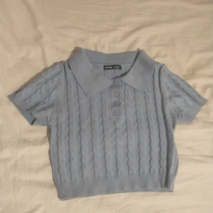 En blå tröja storlek s ifrån shein - Jag köpte den här tröjan ifrån shein men aldrig fått användning för den. Storlek s🥰