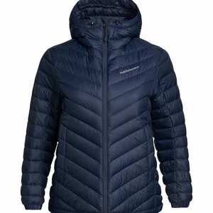 Frost Hood jacket - Gör en intressekoll på min dunjacka från peak performance. Använd fåtal gånger och är i mycket bra skick då det inte finns några skador på jackan. Den är mörkblå och i storlek S. Säljer då jag inte får någon användning för jag köpt en ny vinterjacka. Men är bara beredd på att sälja vid bra pris(nypris är 2800) runt 1000. Så meddela om du är intresserad och för att få bilder och mer information kring jackan💕