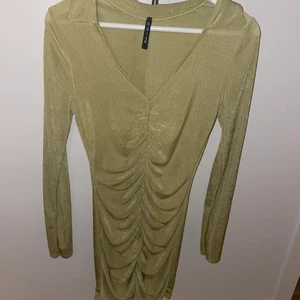 Grön glittrig klänning  - Grön klänning, lite glittrig. Slutsåld på ASOS. Storlek 38! Använd 1 gång, 250 kr plus frakt. 