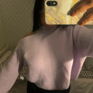Stickad tröja - Säljer denna jättefina stickade tröjan med cut-out detalj. Aldrig använd och har prislappen kvar💘 nypris 349kr men säljer för mycket billigare då jag rensar i garderoben!