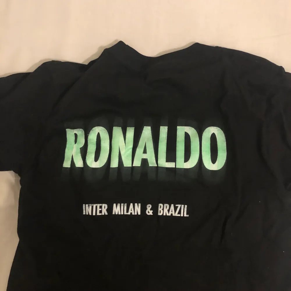 ❗️GARDEROBSRENSNING❗️ skitcool Ronaldo tröja. Tyvär används den knappt längre så jag ska sälja den. Den passar s och xs.. T-shirts.