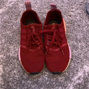 Adidas nmd,bra skick  - Storlek 38, sköna att ha på sig, lite smutsiga 