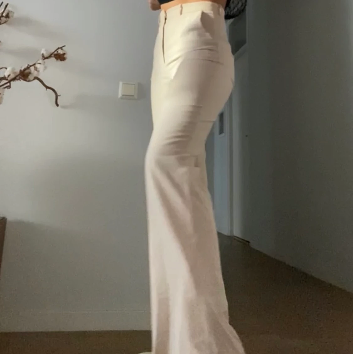 Beiga kostymbyxor från Mango - 90