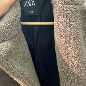 Tesdy jacka - Teddy jacka, varm till vintern. Köpt från Zara, stlk M men för mig som vanligtvis är stlk S så är den snyggt oversized. Längd till knäna för mig som är ca 165cm lång.
