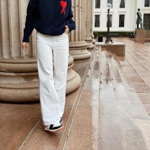 Vita raka yoko jeans - Ett par super fina Yoko jeans i storlek 26 (34). I nyskick och passar perfekt i längden på mig som är 165. Köpare står för frakt och pris går att diskutera😁