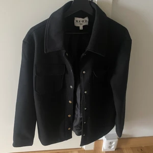 Jacka från NA-KD  - Jättefin jag och knappt använd jacka från na-kd. Strl 36 