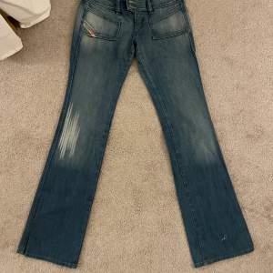 Sjukt snygga lågmidjade diesel jeans köpt Second hand! Storlek 28 men lite små i storleken. Budgivning börjar på 350Kr 