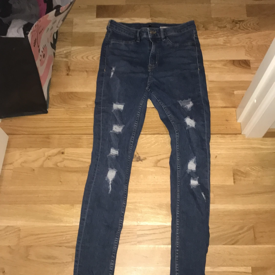 •Skinny jeans med hål