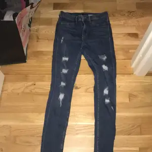 Jätte fint material på dessa jeans , bara andvänts 1 gång. Dom är också stretchig i tyget🤍😍