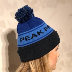 Peak Performance mössa - En helt ny mössa från märket Peak Performance. Aldrig använd bara testad. Nypris 450:- och säljer den nu för 250:-💗 superskön och perfekt inför vintern