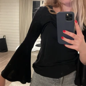 Tröja  - Fin tröja från hm som går ut på armarna💗 säljer då den inte kommer till användning, fint skick, stolek S