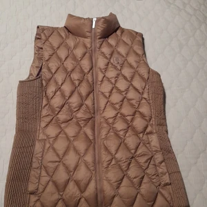 Tommy hilfiger väst - Säljer min Tommy hilfiger väst på grund av ingen användning är dessutom äkta och priset kan förhandlas 