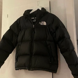 North Face jacka - Köpt förra vintern i modell Himalayan Jacket och har inga defekter alls! Kan bytas mot någon annan jacka, nypris 2500kr och är slutsåld i storlek S!