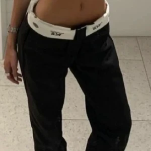 Dickies 478 - LÅNADR BILDER!! Säljer mina marinblå dickies byxor eftersom dem aldrig kommer till användning. Konktakta mig för egna bilder💓 NYPRIS: 700kr (om många är intresserade blir det budgivning) storleken är W30L32 (herrnodell) vilket motsvarar storlek 36-38! Köp direkt för: 500! 