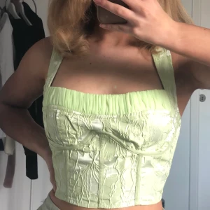 Grön vintage topp  - Grön vintage topp i helt nytt skick, passar XS-S.