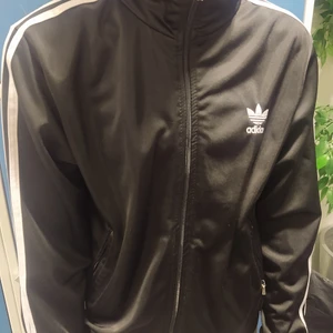 Adidas Kofta - .Adidas Kofta. Storlek S i men | Storlek M i dam. Den är i syntetmaterial