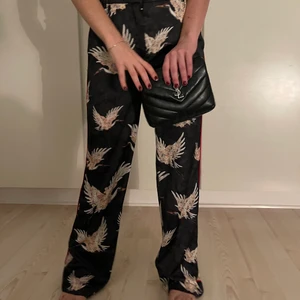 Byxor - Så snygga byxor från hm i med ett coolt mönster. Väligt fint skick! Strl 34🖤