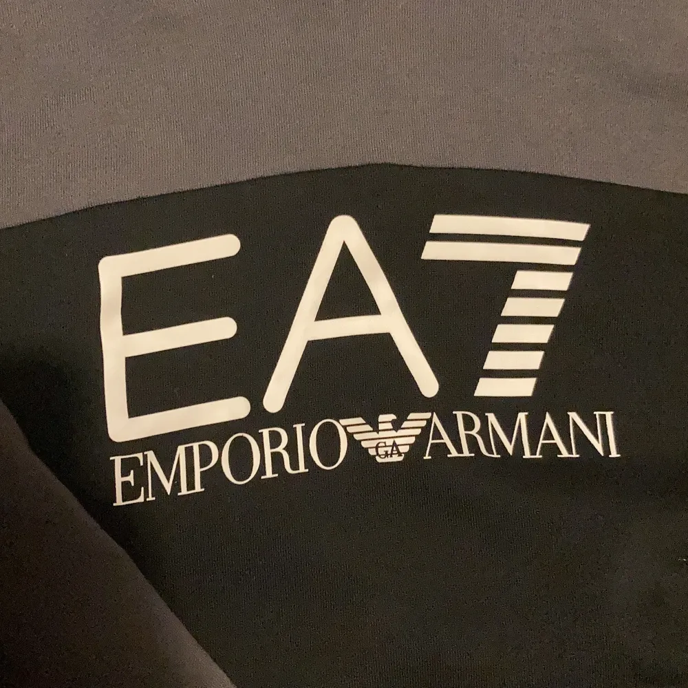 Emporio Armani hoodie, knappt använd, storlek framkommer ej men tippar M. Hoodies.
