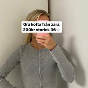 Säljer denna gråa kofta från zara med prislapp kvar då den inte kommer till användning.( lånad bild)