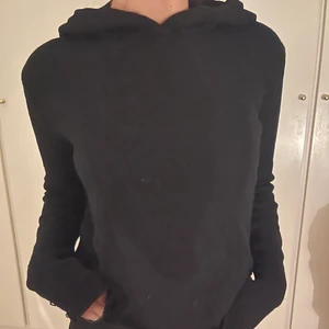 Stickad hoodie  - Stickad Hoodie från hm med slitningar i strl xs! 🖤