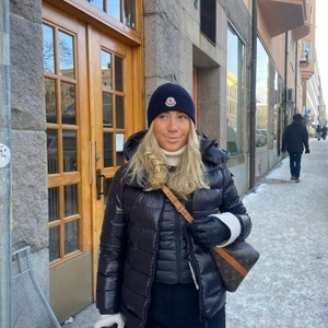 Säljer Moncler mössa! Äkta! - Säljer moncler mössa, 700kr. Givetvis äkta, går att scanna kod i för bevis på äkthet. 