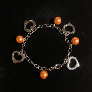 Armband i silver med orangea pärlor och hjärtan🧡 Fri frakt✨
