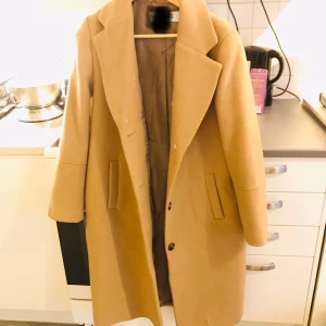 KENZA ZOULITEN COAT - Ivyrevel coat for woman. Nyskick. Beige färg. Sjukt snygg 