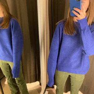 Mörkblå stickad tröja zara - Köpt från zara! Tror den är slutsåld? Buda från 170kr. Köp direkt för 300+frakten. Super fint skick, säljer för att jag har tröttnat på den. Storlek s men passar även mig med storlek xs. Passar både större och mindre! Stretchig.