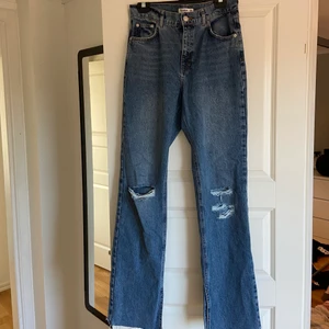 Pull&Bear jeans - Säljer mina Pull&Bear jeans i mycket fint skick, endast använda vid ett tillfälle. Köpta på Asos för ca ett år sedan. De är en tall modell så de är mycket långa i benen🤍