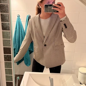 Kavaj - Säljer denna fina kavaj/blazer då den aldrig kommit till användning! Köpare står för frakt❣️ storlek 46 men sitter bra och som en oversized blazer på mig som har s/m. Skriv för fler bilder